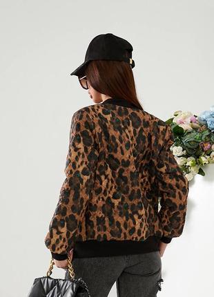 Куртка женская короткая стеганая весенняя на весну демисезонная базовая черная коричневая легкая без капюшона леопардовая4 фото