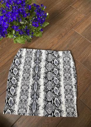 Спідниця на резинці в зміїний принт сіро-біла
