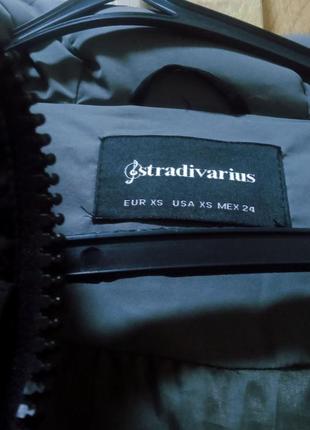 Актуальная трендовая весенняя куртка stradivarius с двойным замочком3 фото