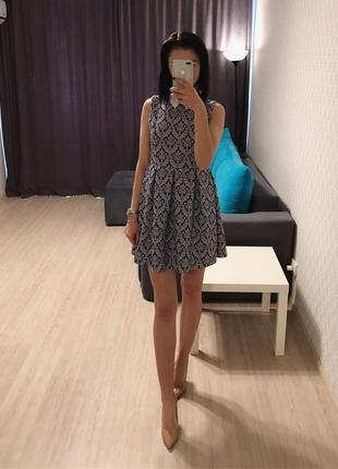 Платье с белым  воротником iska