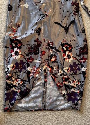Оригінальна атласна сіра сукня з квітковим принтом3 фото