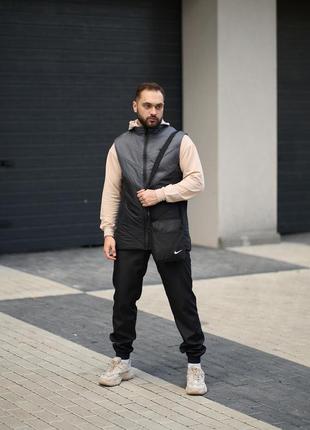 Комплект демисезонный мужской nike: жилетка + брюки из плащёвки черные. борсетка в подарок!