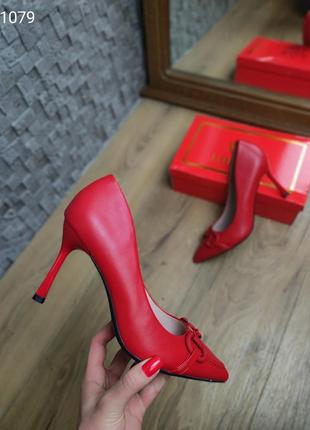 Червоні туфлі лодочки шкіряні туфельки