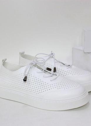 Білі перфоровані кросівки на шнурках