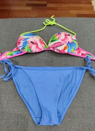 Красивый купальник с ярким бюстом с флористичным принтом calzedonia