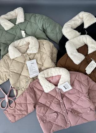 Стильна весняна куртка піджак на кнопках з комірцем