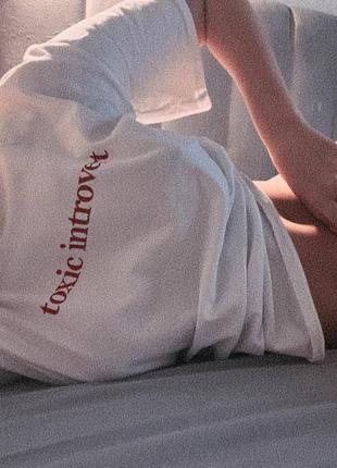 Базовая футболка с вышивкой с надписью в цветах4 фото