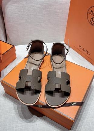 Босоножки кожаные женские