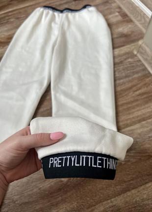 Джогеры белые штаны спортивные prettylittlething надпись на резинке plt стильные прогулочные молочные 🤍5 фото