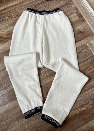 Джогеры белые штаны спортивные prettylittlething надпись на резинке plt стильные прогулочные молочные 🤍4 фото