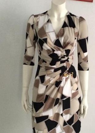 Платье с булавкой из  брендовой ткани   р 46