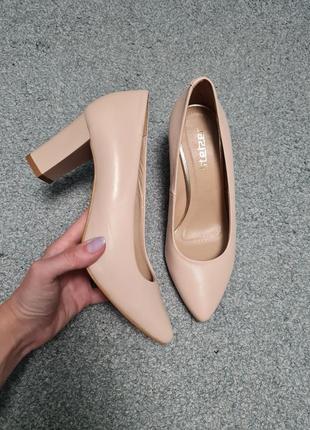 Нюдові пудрові туфлі широкий каблук steizer (k077)