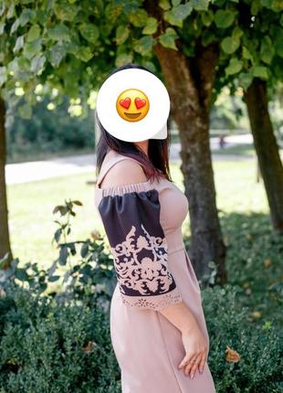 Ніжна сукня пудрового кольору з оригінальними мереживними рукавами. гарно підкреслює фігуру, виглядає жіночно та вишукано. 2