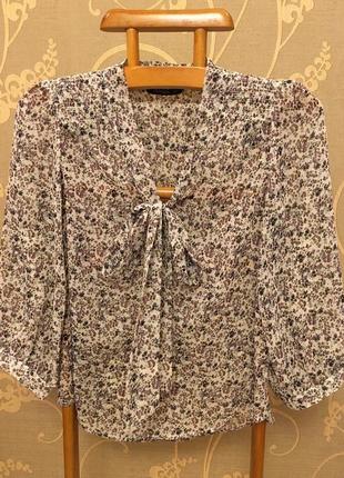 Очень красивая и стильная брендовая блузка в цветашках.
