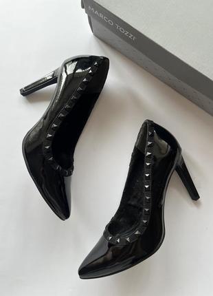 Чорні лакові туфлі лодочки marco tozzi, розмір 39, із заклепками, шипами1 фото