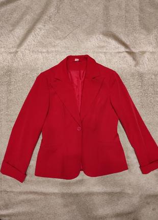 Красный пиджак с оригинальными рукавами