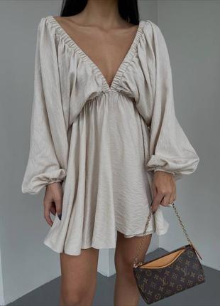 Сукня з вирізом