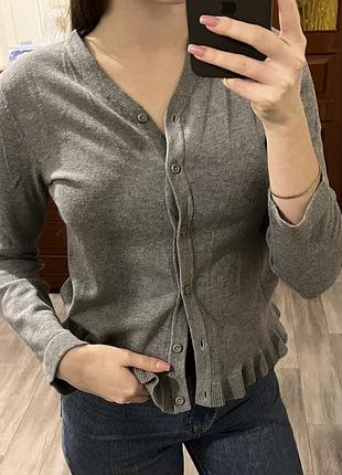 Кофточка на пуговицах в стиле old-money