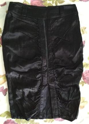 Атласная черная юбка карандаш