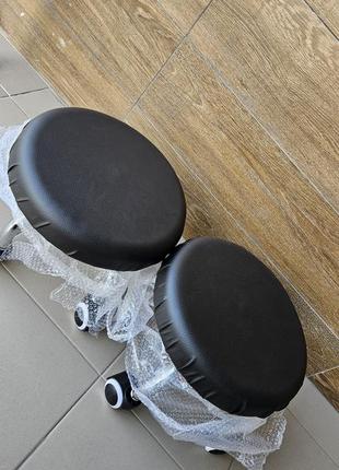 Стул для мастера педикюра