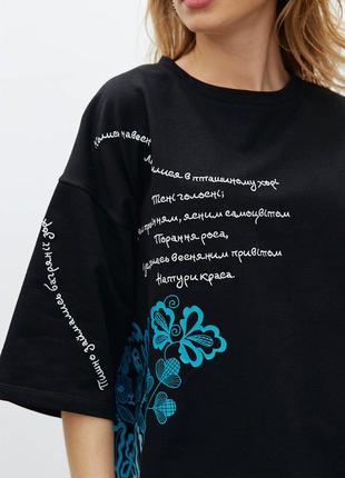 Жіноча базова футболка з вишитим написом чорна modna kazka mkrm4090-14 фото