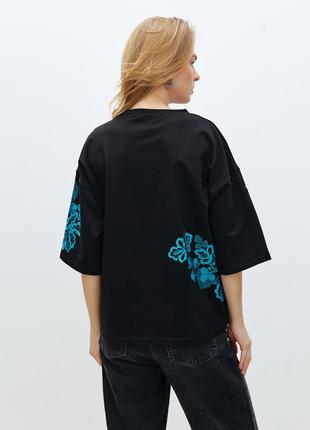 Жіноча базова футболка з вишитим написом чорна modna kazka mkrm4090-13 фото