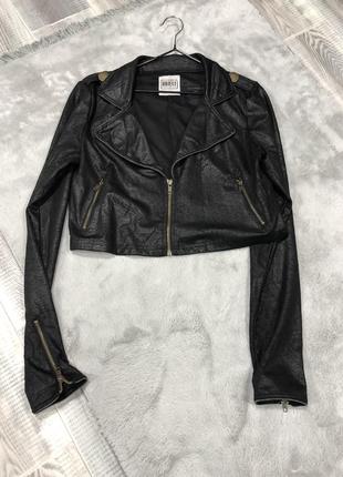 Стильная короткая куртка черная кожа4 фото