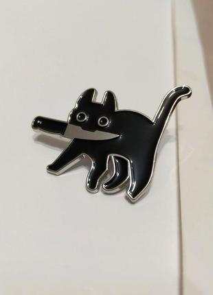 Пен котик с ножом черный значок на сумку одежда брошка7 фото