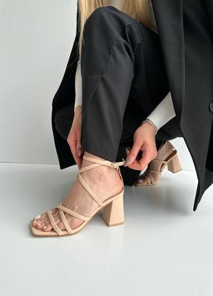 Босоножки женские на каблуке, с переплетением, экокожа, бежевые4 фото