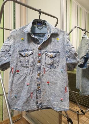 Рубашка джинсовая с нашивками