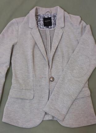 Піджак reserved жіночий сірого кольору р.34/xs