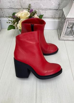 Красные ботинки