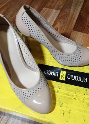 Туфлі antonio biaggi р. 37 на високому каблуці лак-шкіра бежеві