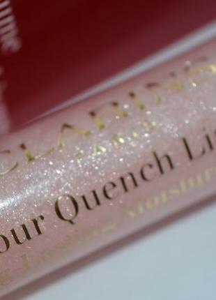 Зволожуючий блиск-бальзам для губ clarins colour quench lip balm 01 pink marshamallow