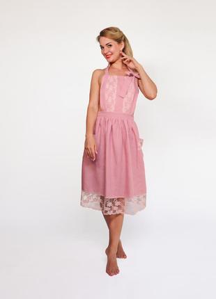 Льняное платье-фартух розового цвета с кружевом2 фото