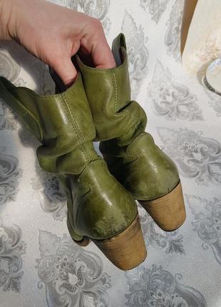 Кожаные весенние зеленые актуальные сапоги казаки5 фото