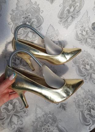 Нереальные блестящие золотые туфли forever