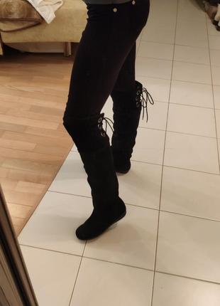 Высокие зимние замшевые кожаные сапоги ботфорты с овчиной черные без каблука6 фото