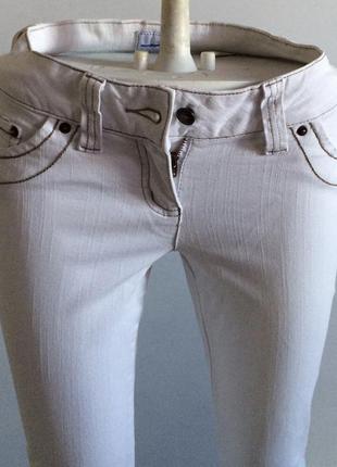 Стрейчевые белые джинсы2 фото