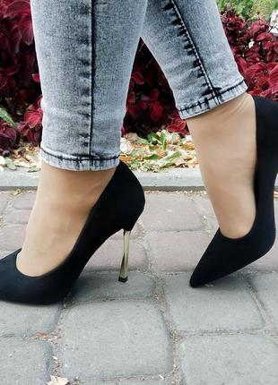 Классические черные туфли на золотистом каблуке2 фото