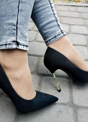 Классические черные туфли на золотистом каблуке5 фото