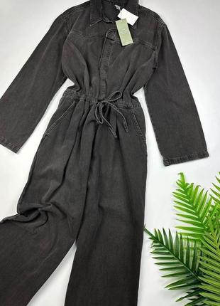 Черный брючный джинсовый вывареный комбинезон с стяжками на талии