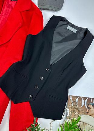 Чорна класична жилетка