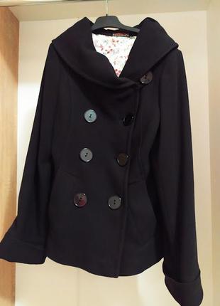 Стильне чорне коротке пальто armoda. розмір m. 38, вовна