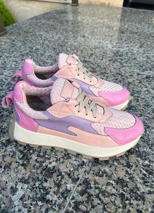 Рожеві шкіряні кросівки багато кольорів