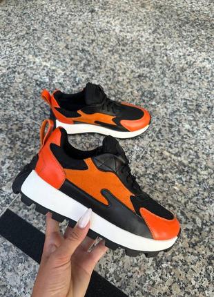 Черные с оранжевым оранжевым кожаные кроссовки