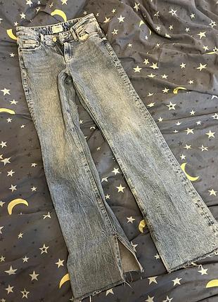 Джинсы с разрезами