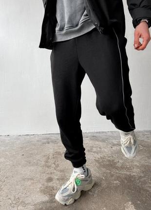 Черные спортивные штаны мужские с полосками5 фото