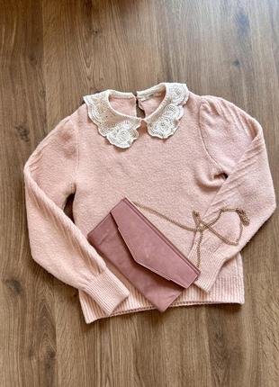 Нежно розовый свитер с белым ажурным воротником george s