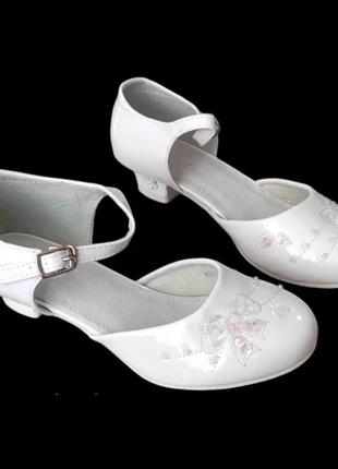 Білі лакові туфлі для дівчинки на підборах танцювальні 34 35 36 37